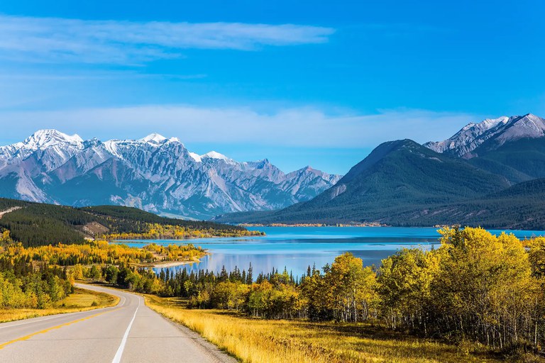 Der atemberaubende Abraham Lake in den Rocky Mountains