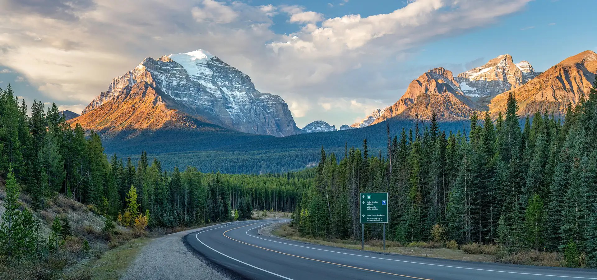 Malerische Herbstfahrt auf dem Icefields Parkway in Richtung Lake Louise – Banff-Nationalpark – Goldene Lärchen